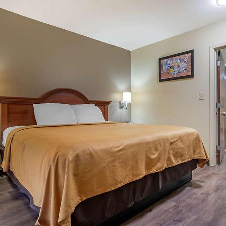 Econo Lodge Inn & Suites Флоувуд Экстерьер фото