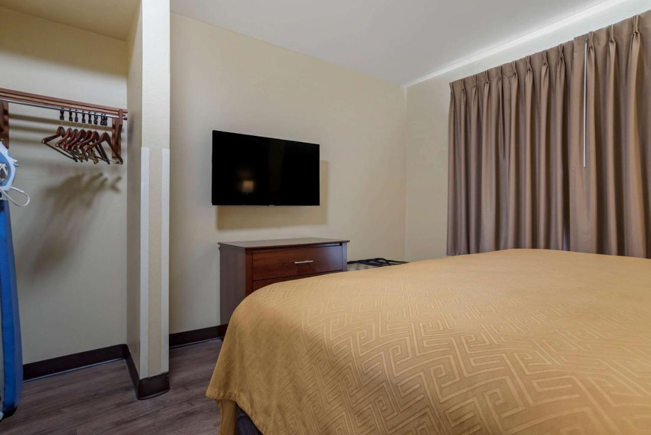 Econo Lodge Inn & Suites Флоувуд Экстерьер фото