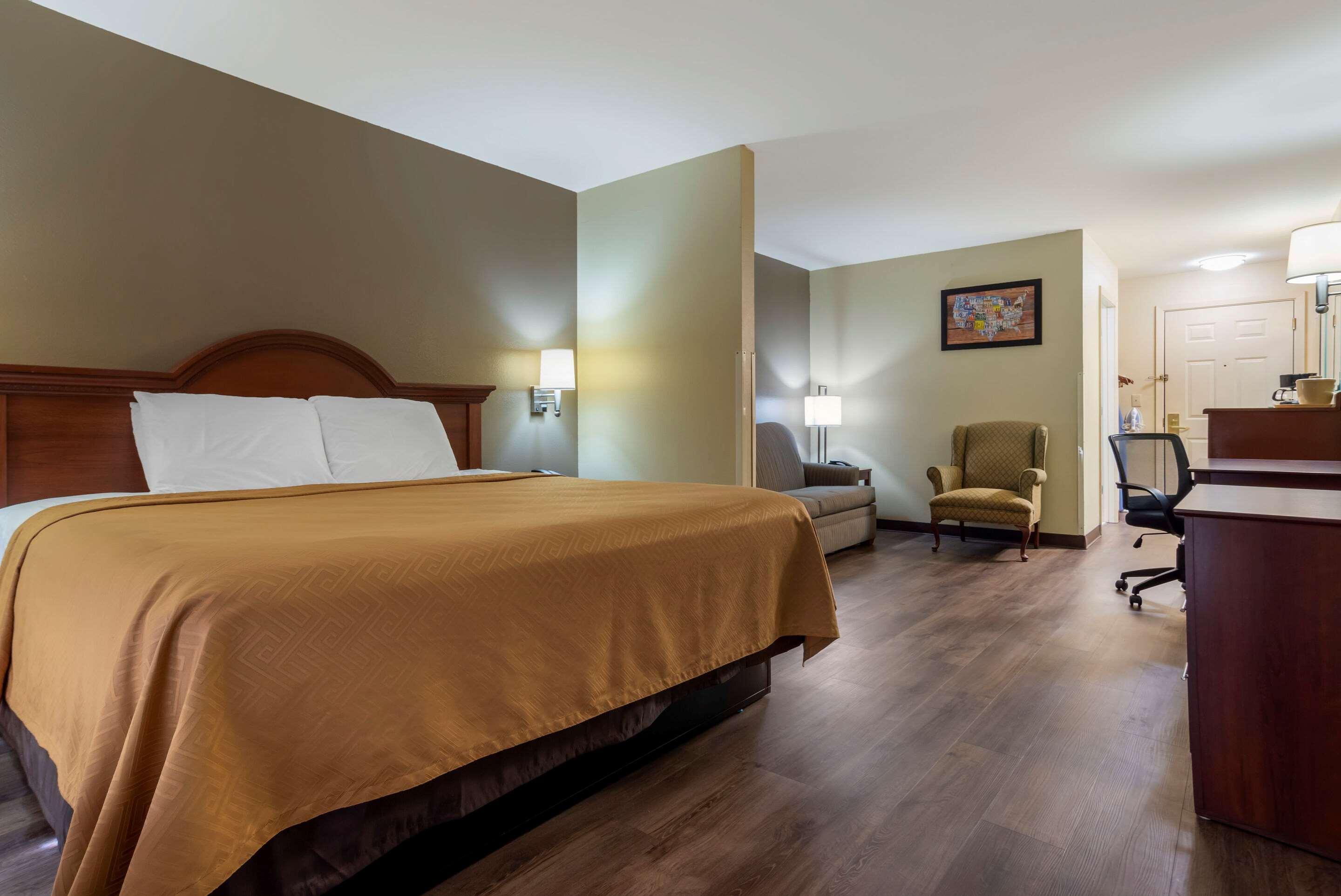 Econo Lodge Inn & Suites Флоувуд Экстерьер фото