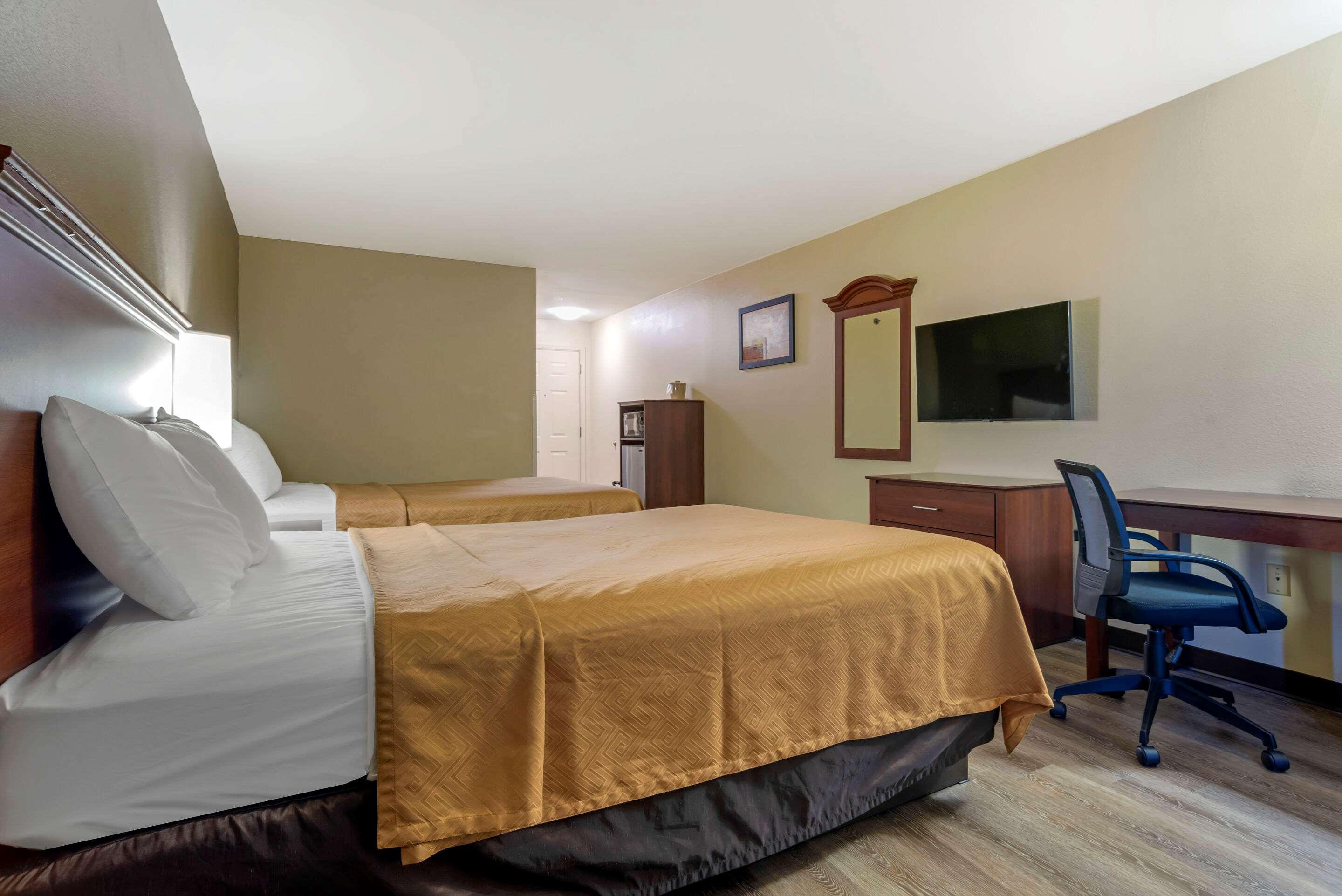 Econo Lodge Inn & Suites Флоувуд Экстерьер фото
