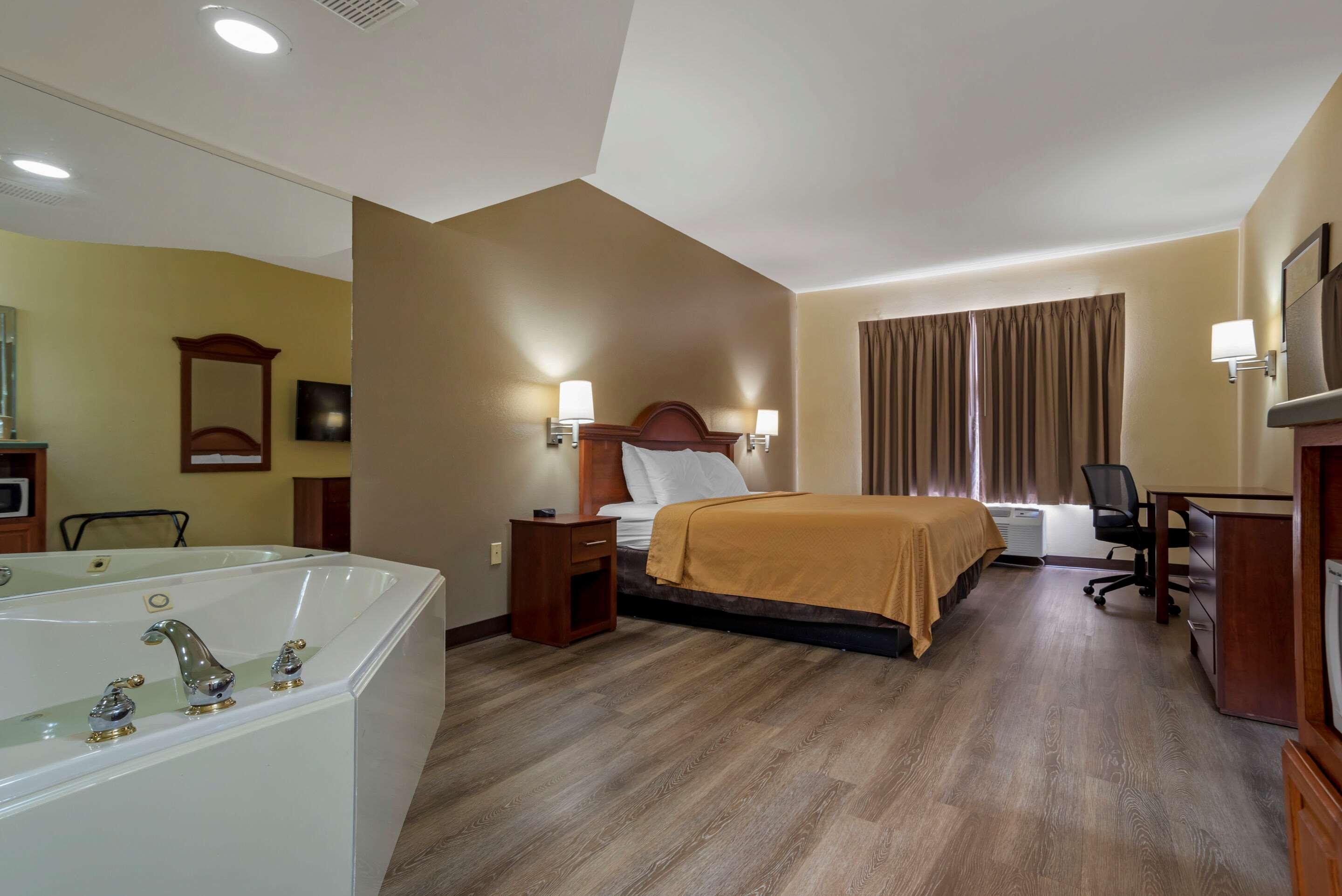 Econo Lodge Inn & Suites Флоувуд Экстерьер фото
