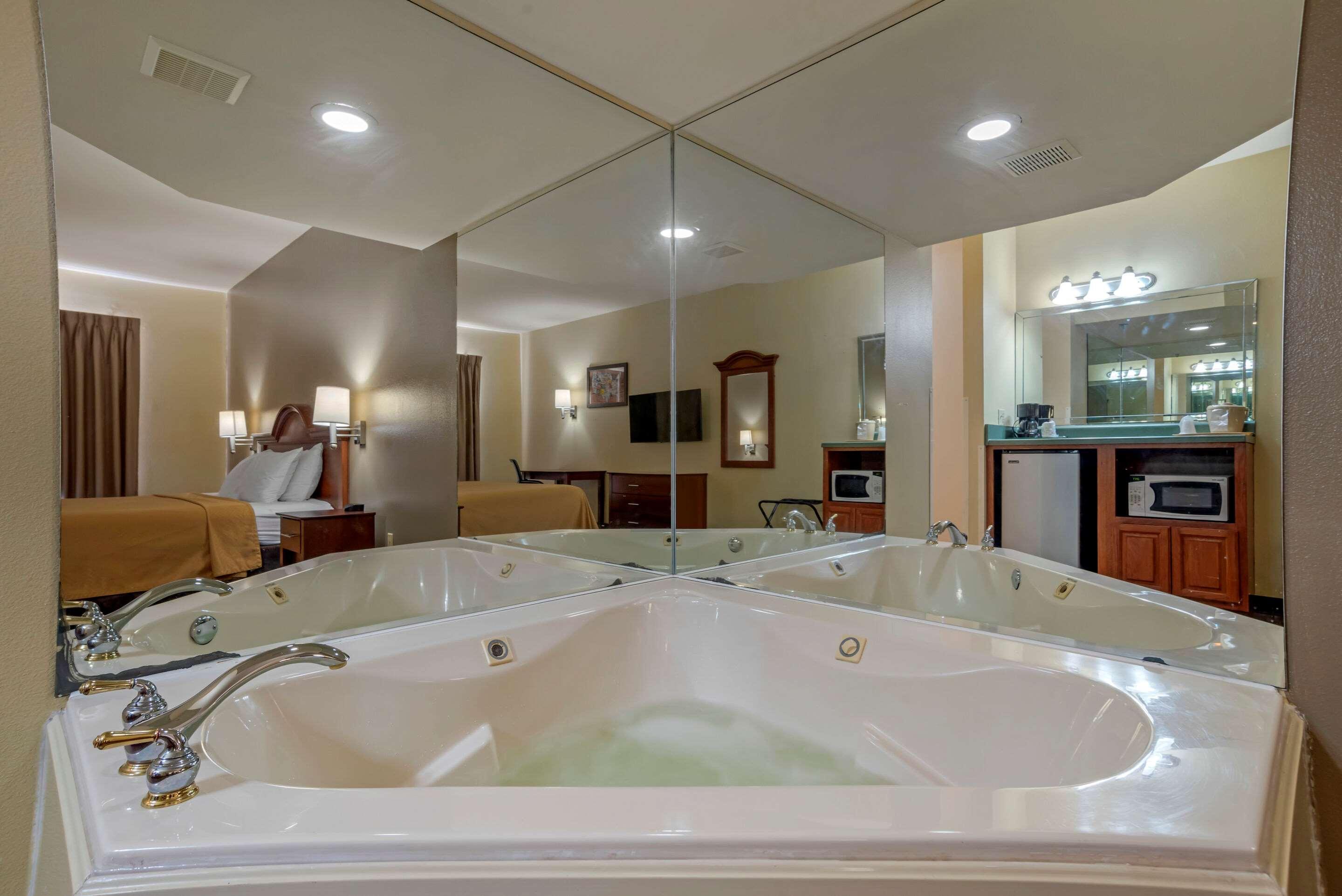 Econo Lodge Inn & Suites Флоувуд Экстерьер фото