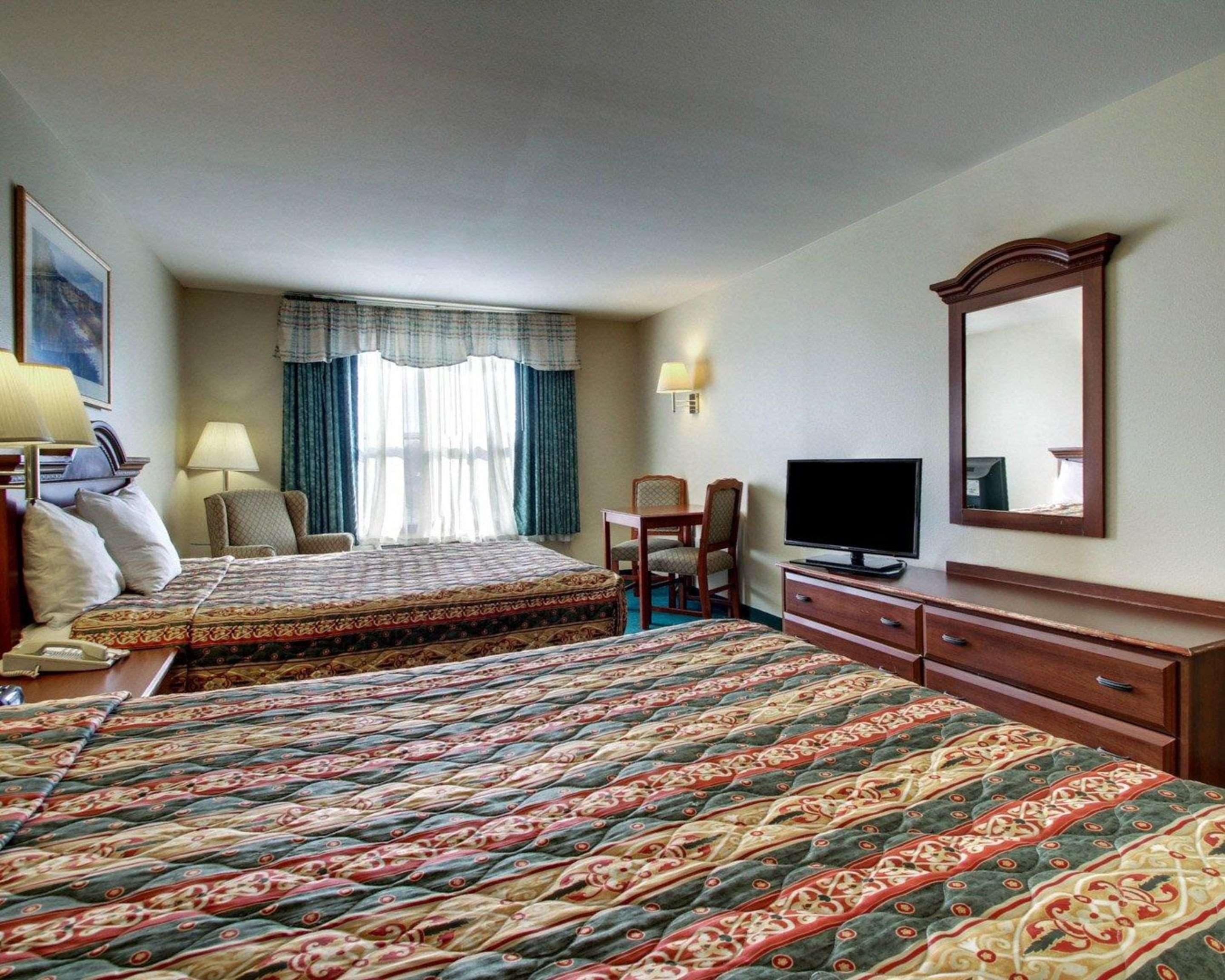 Econo Lodge Inn & Suites Флоувуд Экстерьер фото