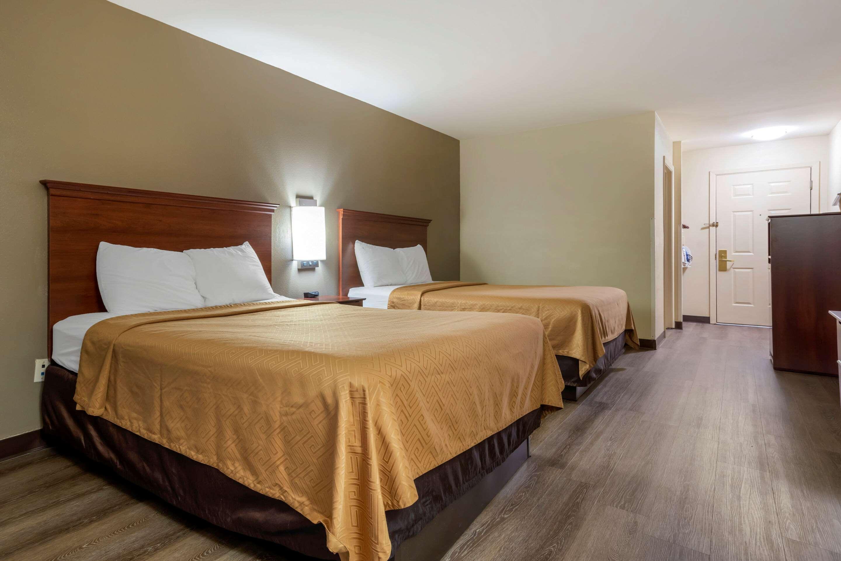 Econo Lodge Inn & Suites Флоувуд Экстерьер фото