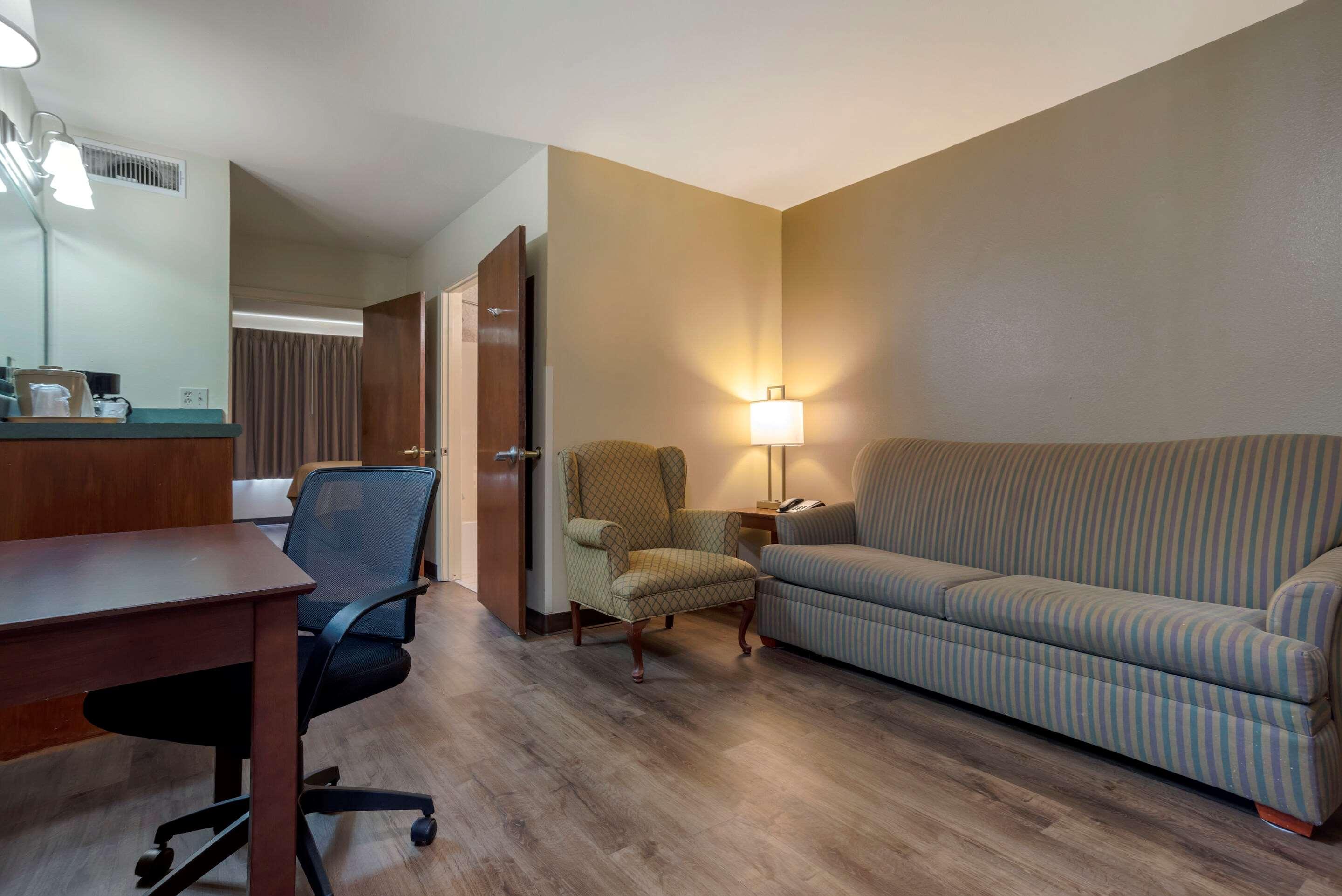 Econo Lodge Inn & Suites Флоувуд Экстерьер фото