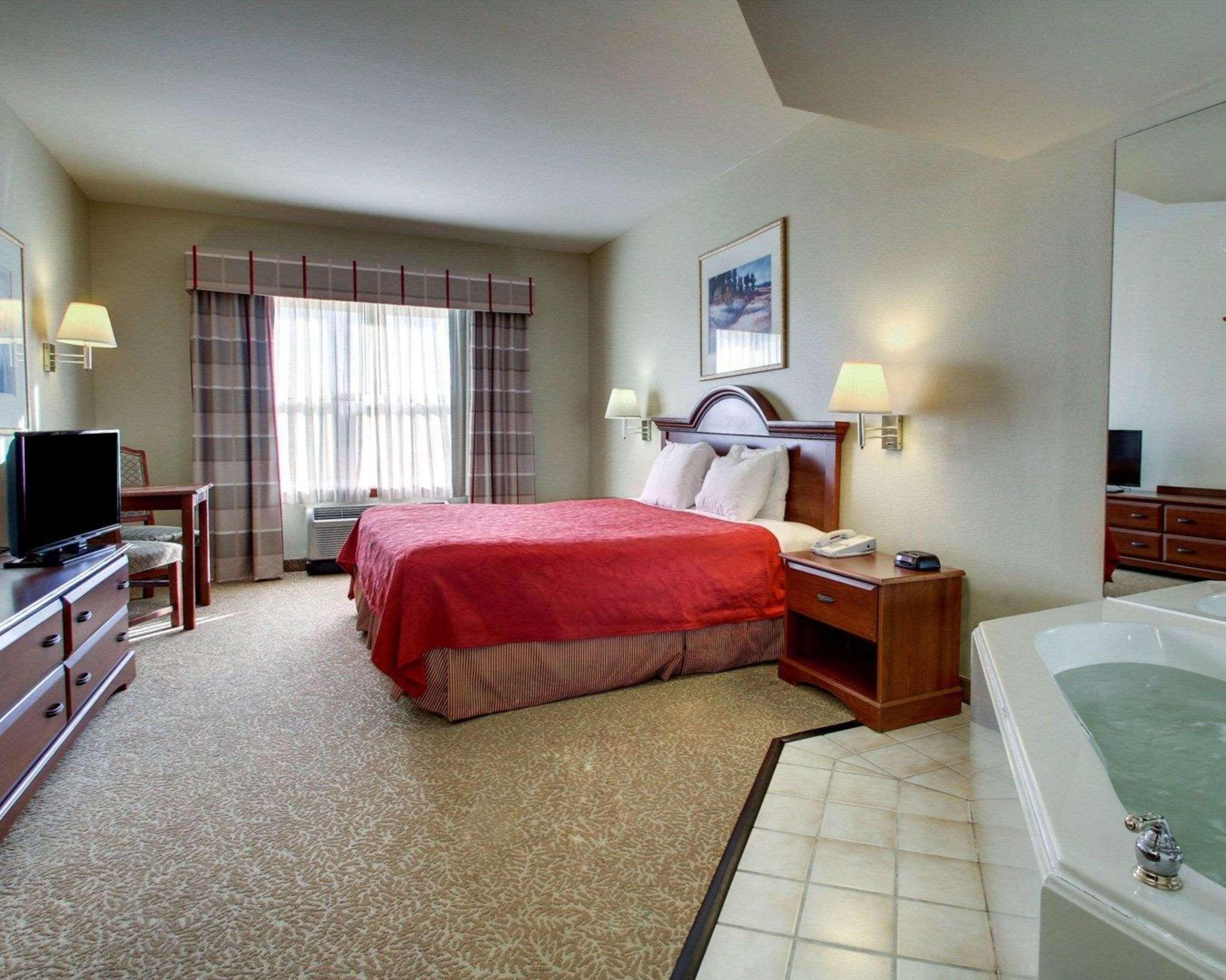 Econo Lodge Inn & Suites Флоувуд Экстерьер фото