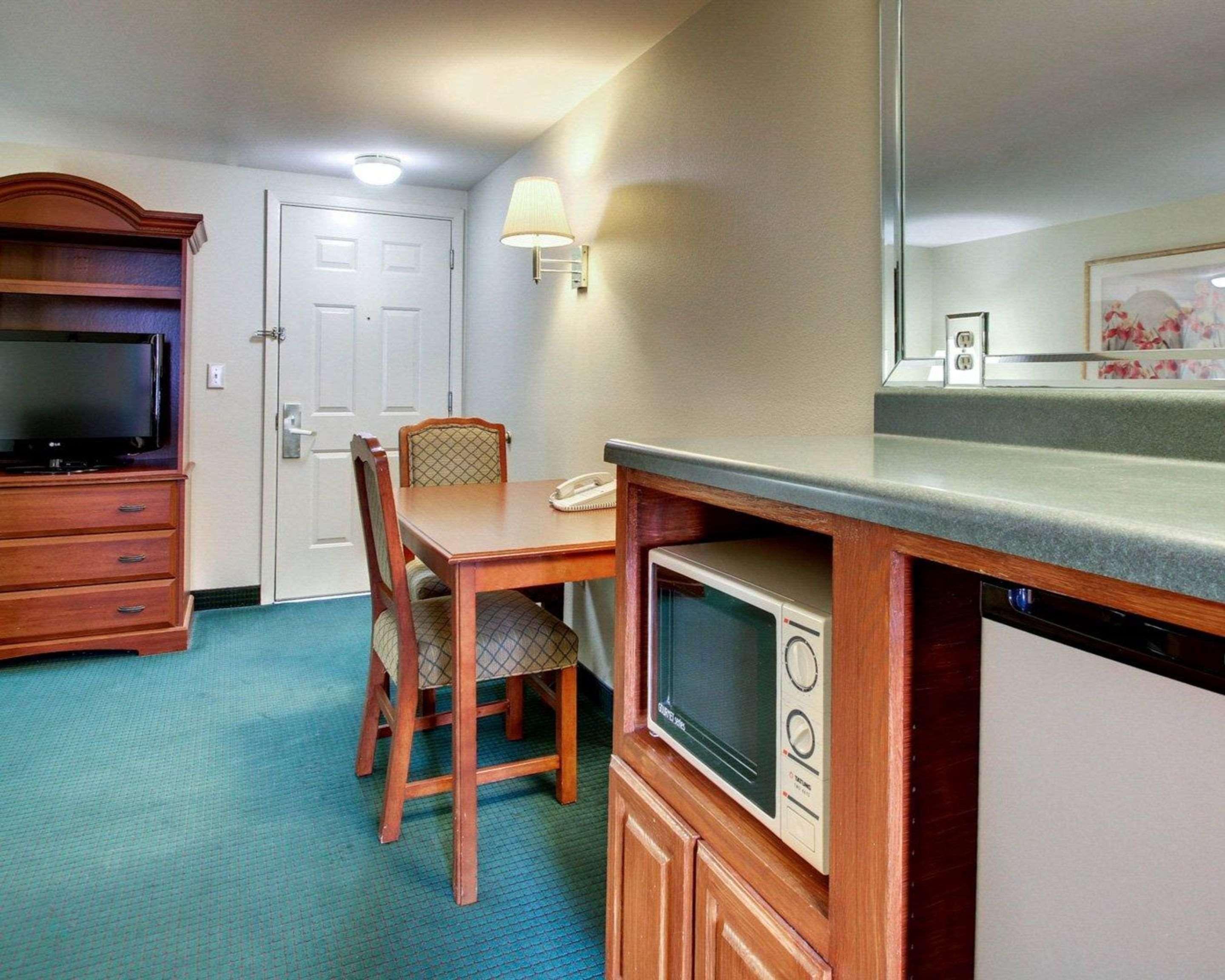 Econo Lodge Inn & Suites Флоувуд Экстерьер фото
