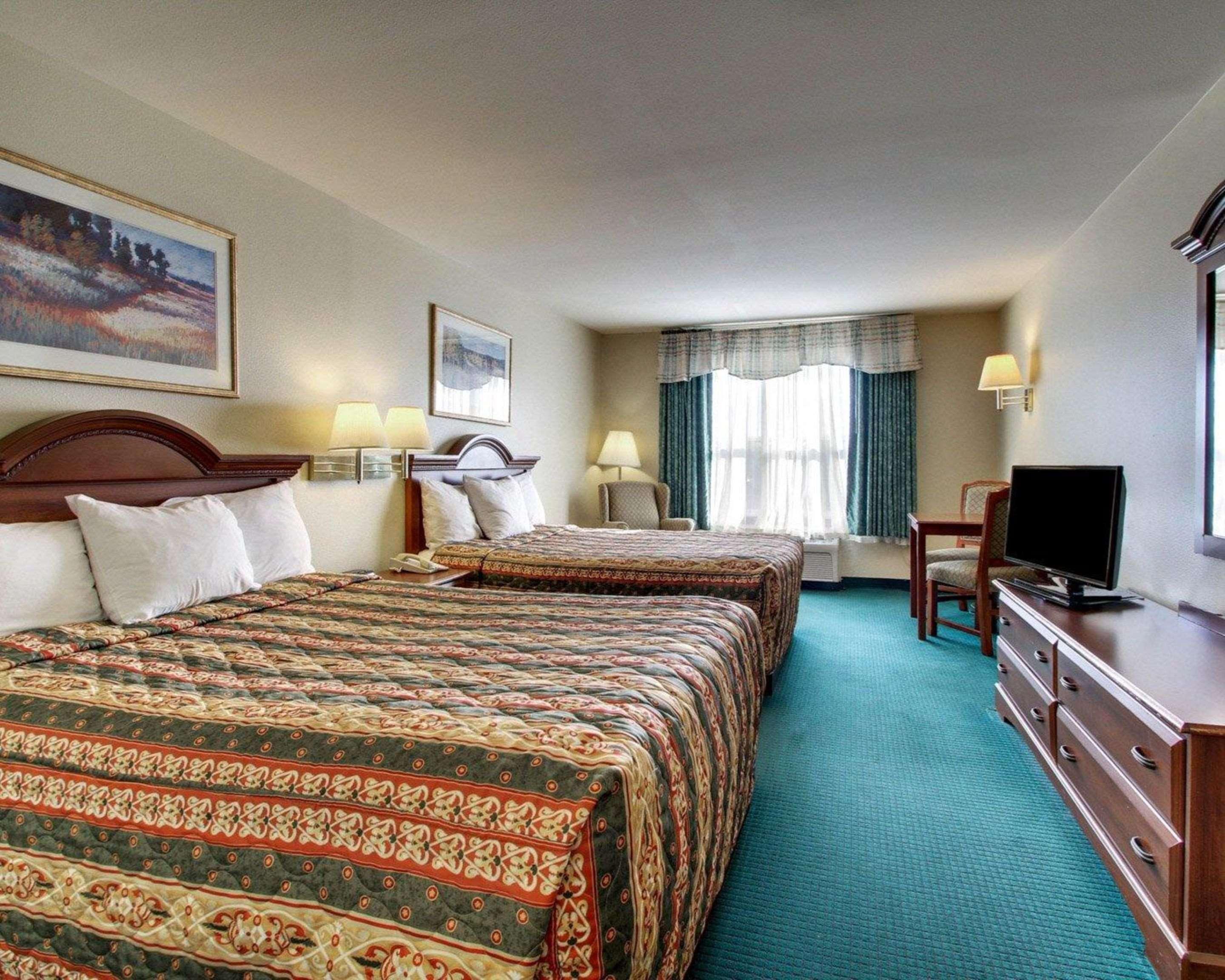 Econo Lodge Inn & Suites Флоувуд Экстерьер фото