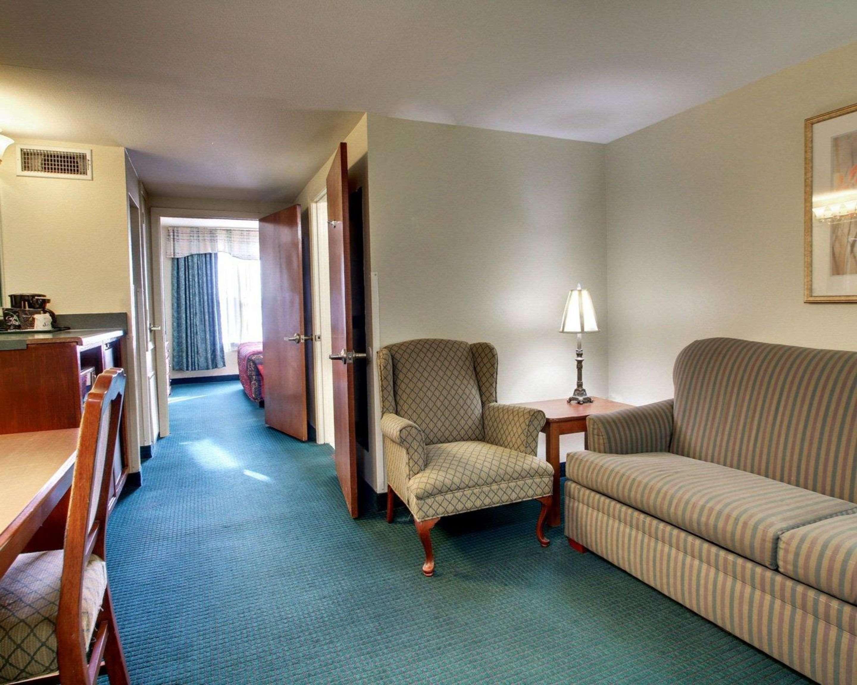 Econo Lodge Inn & Suites Флоувуд Экстерьер фото