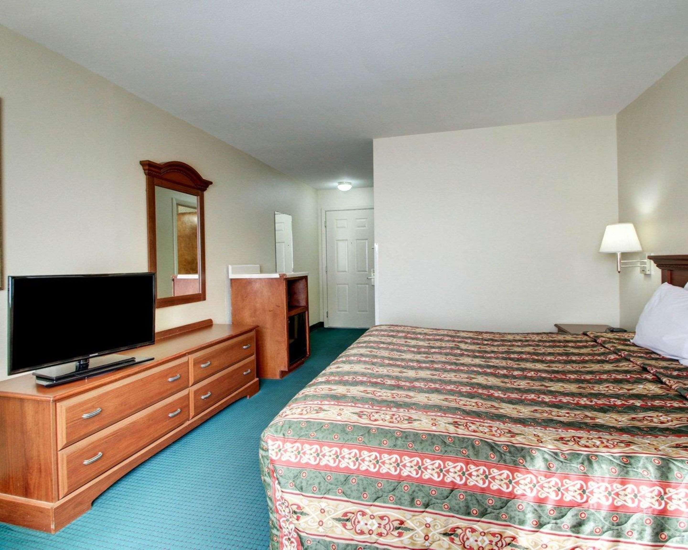 Econo Lodge Inn & Suites Флоувуд Экстерьер фото