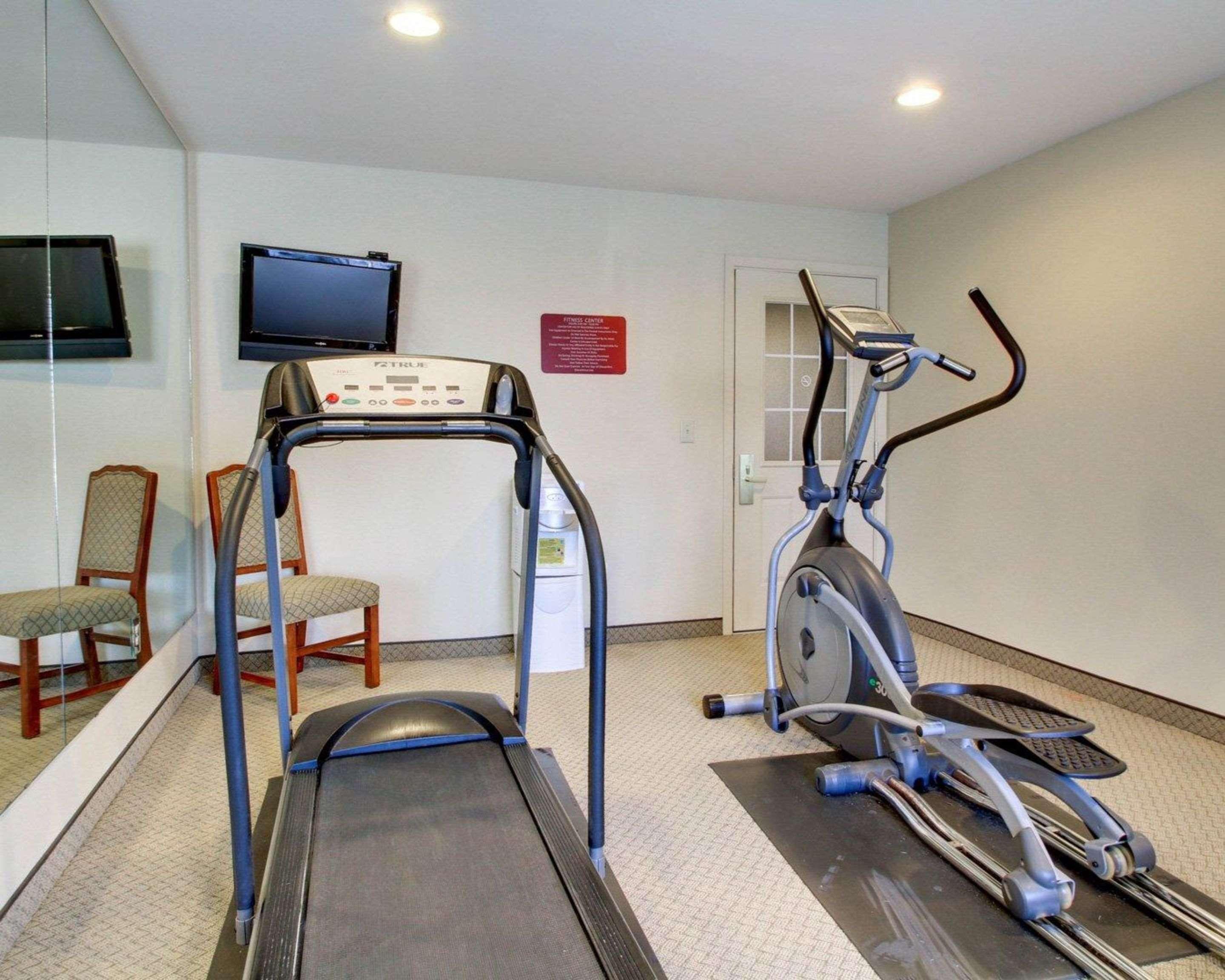 Econo Lodge Inn & Suites Флоувуд Экстерьер фото