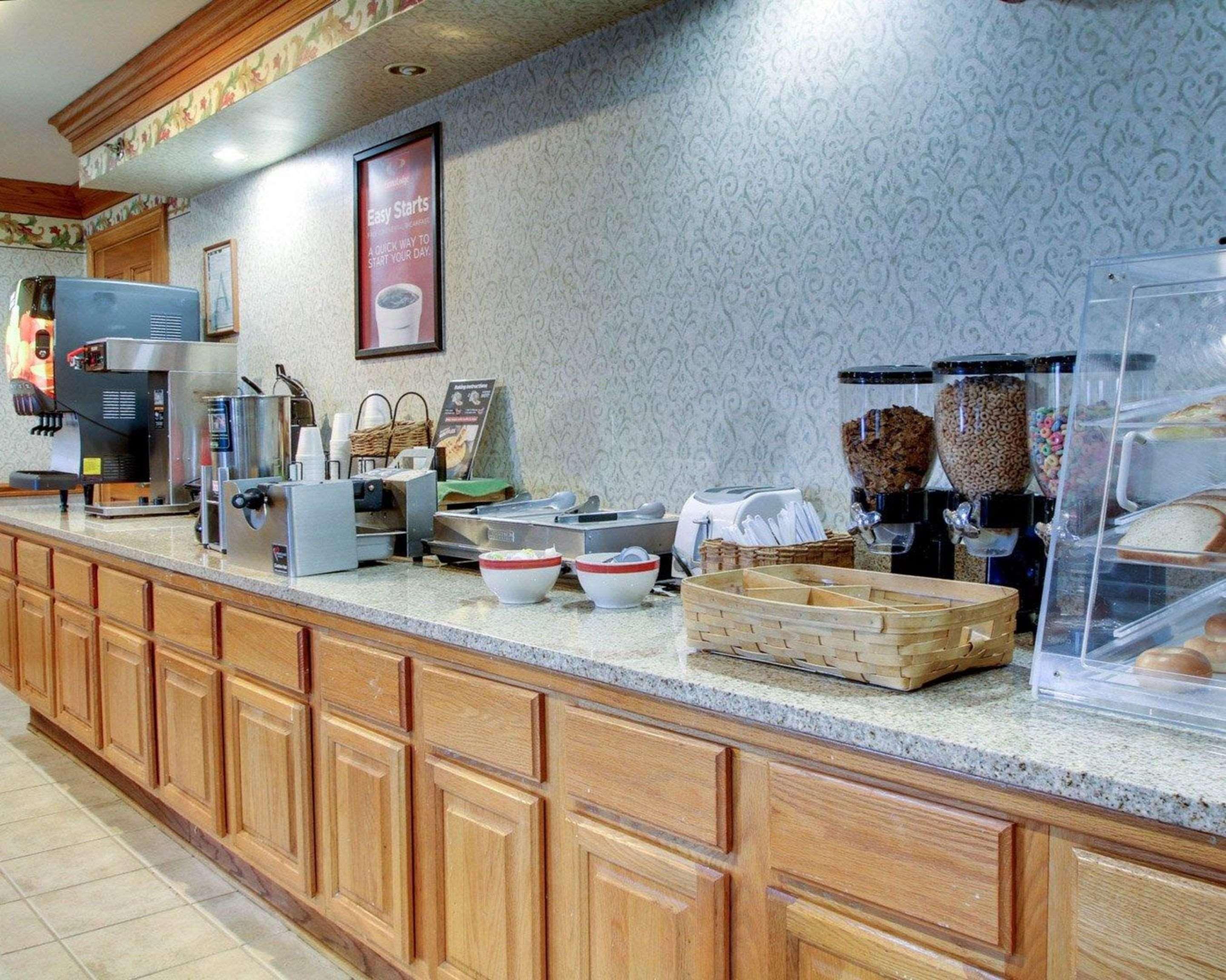 Econo Lodge Inn & Suites Флоувуд Экстерьер фото