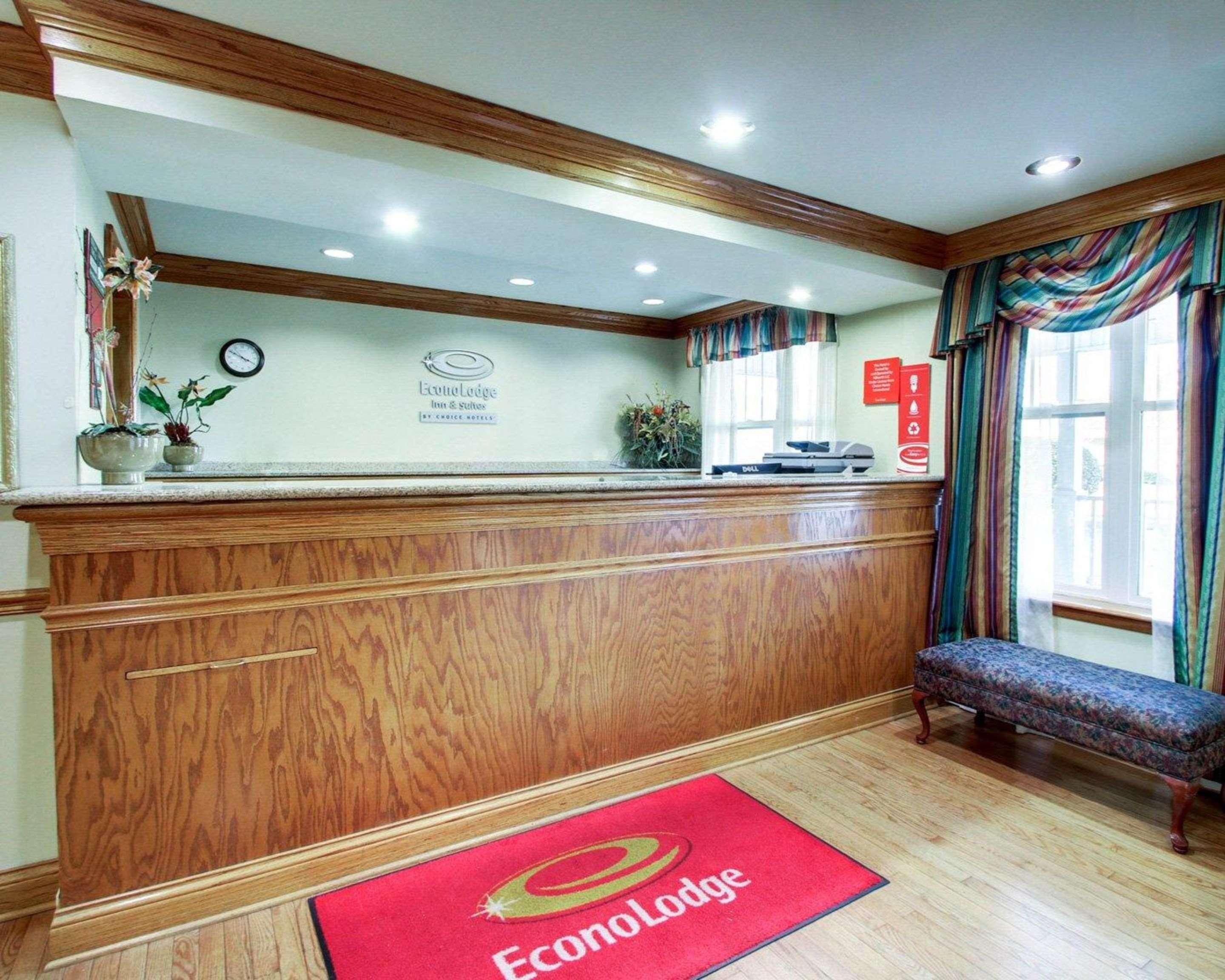 Econo Lodge Inn & Suites Флоувуд Экстерьер фото