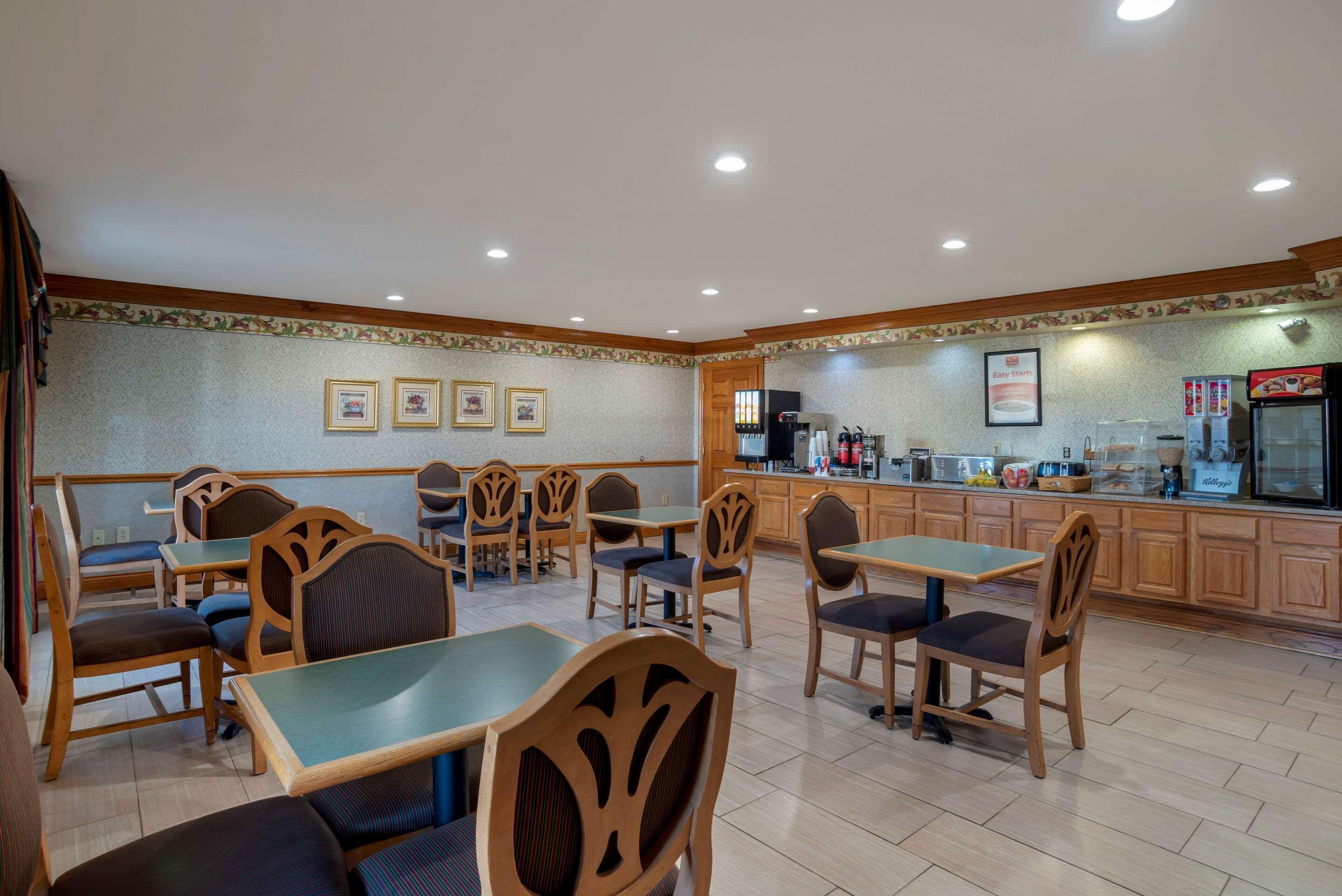 Econo Lodge Inn & Suites Флоувуд Экстерьер фото