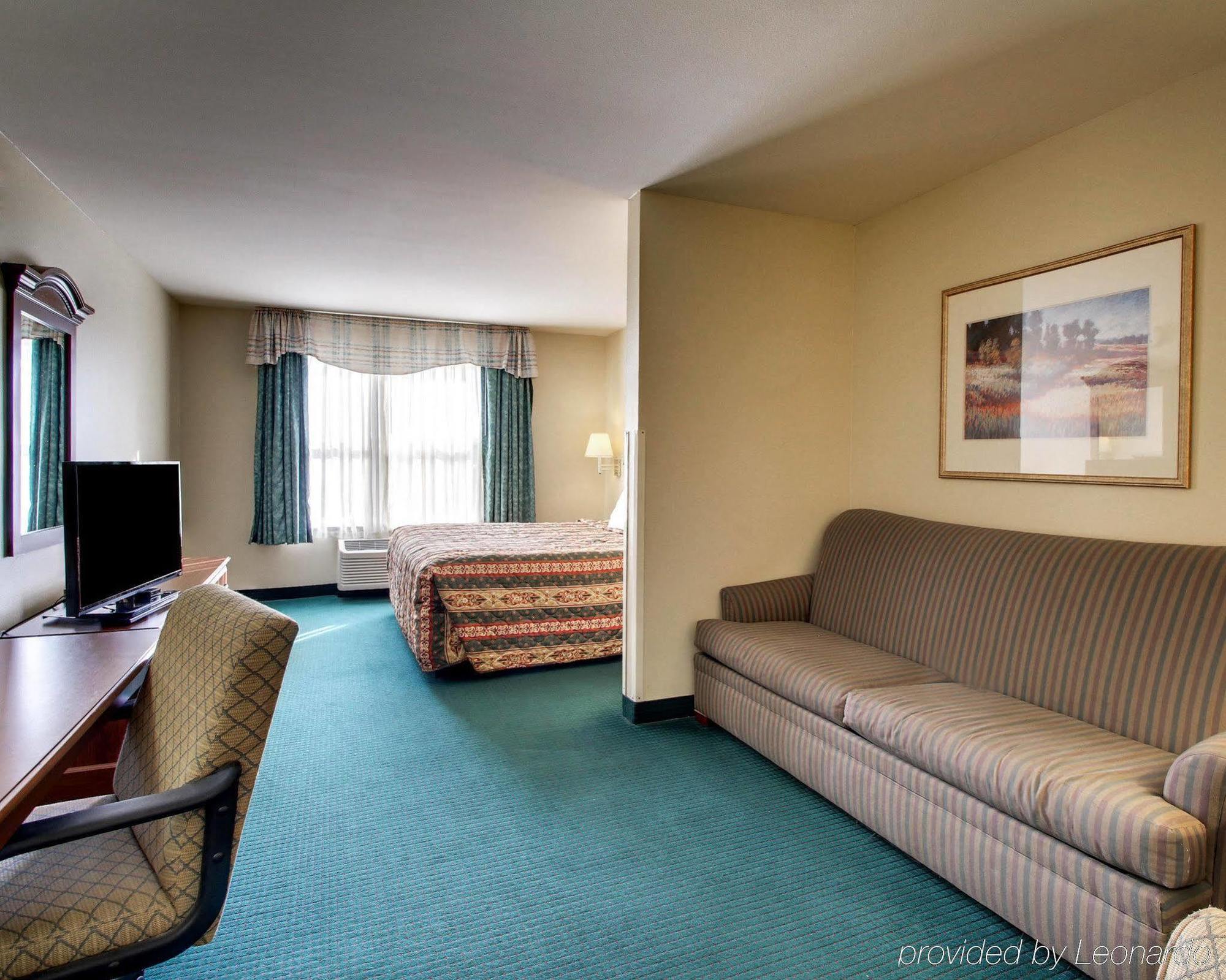 Econo Lodge Inn & Suites Флоувуд Экстерьер фото